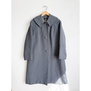 Abrigo de lana gris estilo swing vintage de Brigham's con cuello extragrande, para mujer, Springfield, Massachusetts.