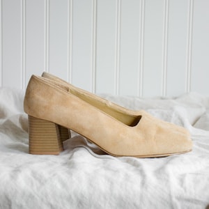 Beige mockaskor 90-tals vintage minimalistiska fyrkantiga klackar i storlek 8,5