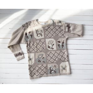 vintage sweter z beżowo-kremowej wełny angora z kwiatowym wzorem patchworkowym i haftem