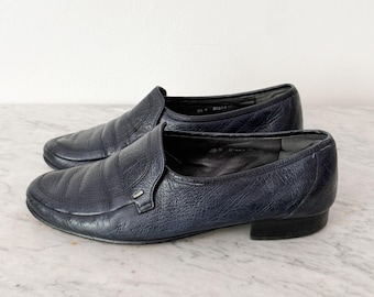 Mocassini vintage Bally Caslano 1083, taglia 8.5, in pelle testurizzata blu navy.