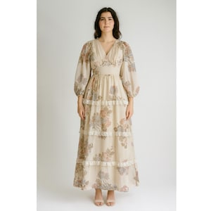 vestido longo de renda floral creme com manga balão e camadas, estilo boho, anos 70