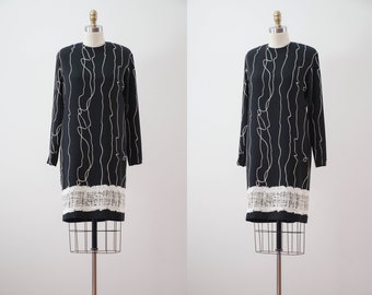 black white abstract mini dress | 80s 90s vintage Liz Claiborne mod modern pop art abstract squiggle long sleeve shift dress
