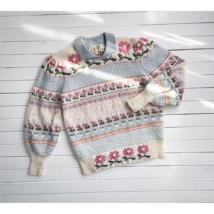 vtg Moussie Susan Bristol pastel blue pink floral wool embroidered sweater S