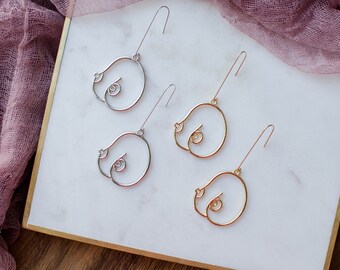 pendientes de tetas de plata dorada, pendientes de figura femenina, pendientes colgantes de encanto, joyería feminista moderna, regalo para ella, pendientes de declaración