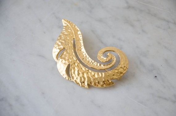 large gold feather brooch - image 4