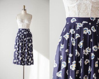 80-90-tals vintage Spitalnick marinblå vit midikjol med prästkragemönstrat blommönster