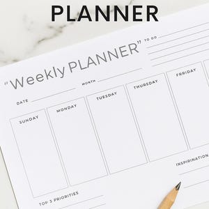 Può includere: Un pianificatore settimanale stampabile con il testo "PRINTABLE WEEKLY PLANNER" in alto. Il pianificatore include sezioni per ogni giorno della settimana, una sezione "TO DO" e uno spazio per "TOP 3 PRIORITÀ". Sono visibili anche una clip dorata e una matita.