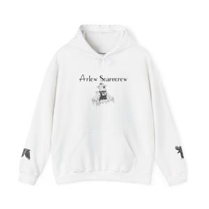 Sudadera con capucha de Arlow Scarecrow: Arlow con Pumpkin Patch en la parte delantera, solo el nombre en la espalda, cuervos en los puños.