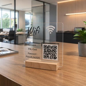 Puede incluir: Un letrero de acrílico transparente con base de madera que presenta el texto Wifi, Netzwerk : P4L-Gast, Passwort : Place4Life2020, un icono de señal wifi y un código QR cuadrado. El letrero es rectangular con esquinas redondeadas.