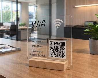 Puede incluir: Un letrero de acrílico transparente con base de madera que muestra el texto Wifi, Netzwerk : P4L-Gast, Passwort : Place4Life2020, un símbolo de wifi y un código QR cuadrado. El letrero es rectangular con esquinas redondeadas y se mantiene en pie.