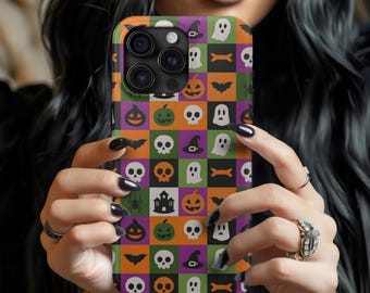 Könnte beinhalten: Eine bunte Handyhülle mit einem Halloween-Motiv. Das Design umfasst ein Raster aus Quadraten mit Bildern von Kürbissen, Geistern, Fledermäusen, Totenköpfen, Hexenhüten und Spukhäusern in Orange, Lila, Grün, Schwarz und Weiß.