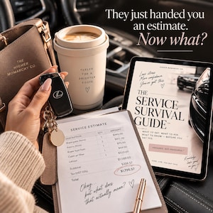 Könnte beinhalten: Ein beiger Reisebecher mit dem Text FUELED FOR A BRIGHTER ROUTE, ein Tablet mit der Anzeige THE SERVICE SURVIVAL GUIDE und ein Kostenvoranschlag. Ein schwarzer Lexus-Autoschlüssel mit goldenem Schlüsselanhänger, eine beige Tasche und ein goldener Stift.