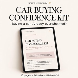 Könnte beinhalten: Ein digitales Tablet mit dem Car Buying Confidence Kit, einem druckbaren und ausfüllbaren PDF-Leitfaden mit 18 Seiten. Der Bildschirm zeigt den Titel, das Higher Momarchy-Branding sowie Abschnitte zum Vergleichen, Fragenstellen und Zahlenverständnis.