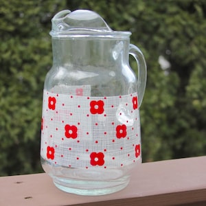 Vintage 1960er-70er Jahre Klarglas Krug mit rotem Flower Power Print - Retro Küchendeko, Mid Century Saft oder Wasser Krug, Filmrequisite