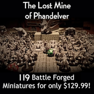 Può includere: Una collezione di 119 miniature fantasy in plastica grigia non dipinte disposte su una base a griglia con texture in pietra. Il set include un drago, ragni e figure umanoidi. Un dado verde e uno rosso a 20 facce sono tra le figure.