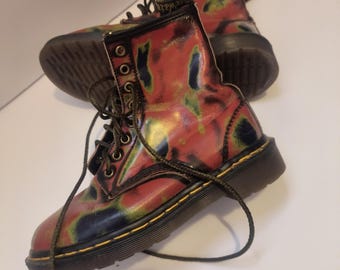 Vintage 1990er Jahre Dr Martens 1460 Made In England Stiefel | Seltene Rasta Tie Dye Kampfstiefel aus Leder | UK 4 US Frauen 6