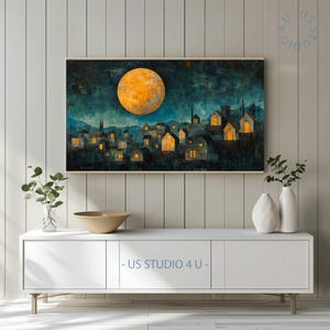Może przedstawiać: Abstrakcyjny obraz miasta nocą, z dużym, świecącym pomarańczowym księżycem. Dzieło przedstawia małe domy z podświetlonymi oknami na ciemnoniebieskim i zielonym tle. Tekst "- US STUDIO 4 U -" znajduje się na dole.