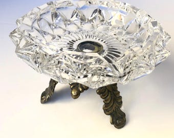 Cinzeiro vintage de fabricação italiana com uma taça de cristal finamente lapidado, assente numa base ornamentada de latão.