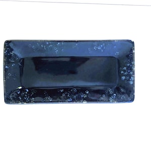 Plat/assiette de service rectangulaire en poterie avec glaçure brune mouchetée