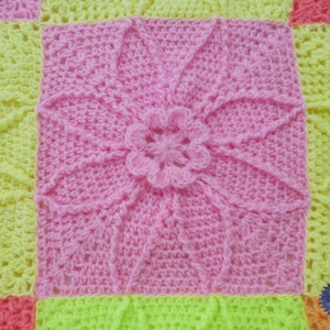 Grandma Square Häkelanleitung - Floria Motiv Babydecke häkeln afghanische Motiv Blumen am Runden - Grandma Square Häkelanleitung
