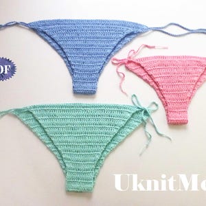 Peut inclure: Trois bas de bikini crochetés dans différentes couleurs : bleu clair, rose et vert clair. Les bas ont des liens sur les côtés. L’image comprend le texte « UknitMe2 » et « PDF ».