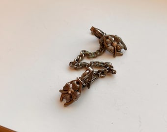 Vintage zilverkleurige truiclip klavertje vier – vest met strass-steentjes uit het midden van de eeuw