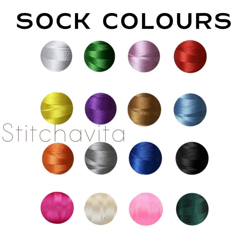 K&ouml;nnte beinhalten: Bild mit einer Auswahl an Sockenfarben. Der Text "SOCK COLOURS" steht oben. Es werden sechzehn Garnkugeln in verschiedenen Farben angezeigt, darunter Silber, Gr&uuml;n, Rosa, Rot, Gelb, Lila, Braun, Blau, Orange, Grau, Dunkelblau, Schwarz, Fuchsia, Creme, Hellrosa und Dunkelgr&uuml;n.