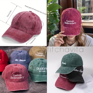 K&ouml;nnte beinhalten: Eine Auswahl an individuell bestickten Baseballkappen in verschiedenen Farben, darunter Rot, Blau, Gr&uuml;n und Beige. Die Kappen zeigen personalisierte Texte wie "Custom Embroidery", "Mr. Steven" und "GRANDPA EST. 2019". Kopfumfang: 55-60cm.