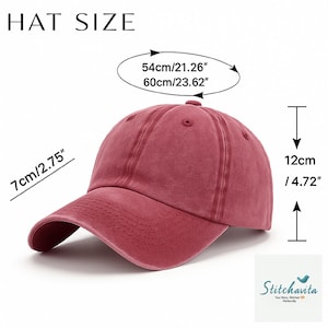 K&ouml;nnte beinhalten: Staubrosa Baseballkappe mit gebogenem Schirm. Die Kappe ist 12 cm hoch, der Schirm ist 7 cm lang. Der Umfang der Kappe betr&auml;gt 54 cm bis 60 cm. Der Text "HAT SIZE" steht oben. Das Logo von Stitchavita befindet sich unten rechts.