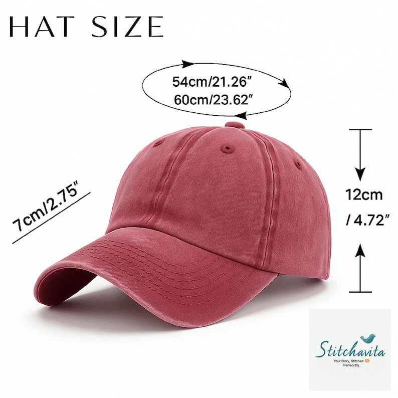 K&ouml;nnte beinhalten: Staubrosa Baseballkappe mit gebogenem Schirm. Die Kappe ist 12 cm hoch, der Schirm ist 7 cm lang. Der Umfang der Kappe betr&auml;gt 54 cm bis 60 cm. Der Text "HAT SIZE" steht oben. Das Logo von Stitchavita befindet sich unten rechts.