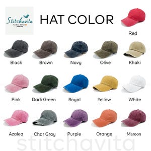 K&ouml;nnte beinhalten: Eine Auswahl an Baseballkappen in verschiedenen Farben: Rot, Schwarz, Braun, Marineblau, Oliv, Khaki, Pink, Dunkelgr&uuml;n, Royalblau, Gelb, Wei&szlig;, Azalee, Anthrazitgrau, Lila, Orange und Burgunderrot. Der Text "HAT COLOR" ist zu sehen.