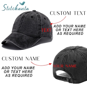K&ouml;nnte beinhalten: Eine schwarze, ausgewaschene Baseballkappe mit gebogenem Schirm. Auf der Kappe steht "CUSTOM TEXT" und "CUSTOM NAME", mit Anweisungen zum Hinzuf&uuml;gen von individuellem Text. Das Stitchavita-Logo befindet sich oben links.