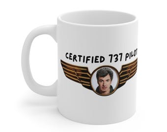 Taza de Nathan Fielder, "Piloto Certificado del 737" - El Regalo de la Comedia de Ensayo