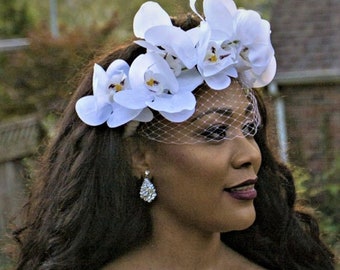 Diadema de orquídeas blancas, tocado, corona floral de boda con velo.