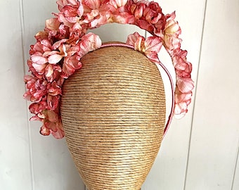 Fascia per capelli con fiori di ortensia rossi e rosa effetto essiccato, accessorio perfetto per il giorno della corsa.
