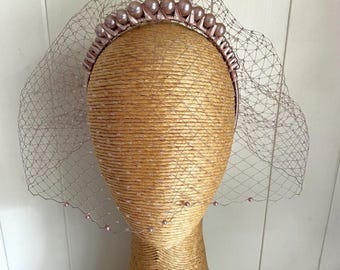 ライトブラウンパールベールヘッドバンドファシネーター、ラテブラウンベールファシネーターヘッドバンド、ウェディングバードケージベール、ブライダルベール、ラテヘッドバンドファシネーター