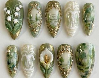 Può includere: Un set di dieci unghie finte a forma di mandorla, dipinte a mano con disegni dettagliati. Le unghie presentano motivi floreali, scene di paesaggi e abbellimenti dorati. La combinazione di colori include verde, bianco e oro, offrendo un aspetto elegante e artistico.