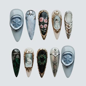 Handgemachte Gothic Winter Press On Nägel | Weiße Katze, Blumenrosen, Schneemann & Feiertagskranz-Akzente | Blaue Nägel für luxuriöse Weihnachtsstimmung