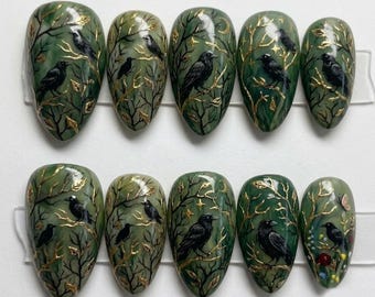Uñas postizas hechas a mano con diseño de cuervo encantado / Arte de cuervo del bosque oscuro, ramas doradas y uñas de fantasía boscosa