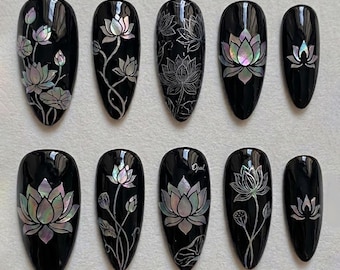 Ręcznie robione paznokcie z motywem kwiatu lotosu | Trójwymiarowa, perłowa, kwiatowa intarsja | Luksusowy, czarny, opalizujący zestaw migdałów