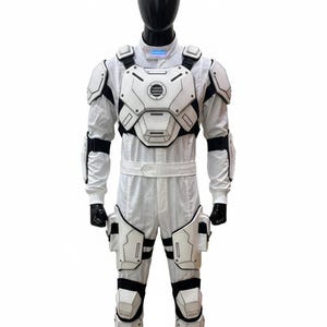 Puede incluir: Traje protector blanco y negro con diseño futurista. El traje presenta una placa pectoral, hombreras y rodilleras. El maniquí lleva guantes y botas negras. El traje está diseñado para la protección y tiene una estética moderna.