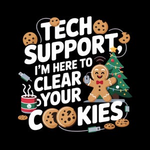 Może przedstawiać: Czarna grafika z napisem "TECH SUPPORT I'M HERE TO CLEAR YOUR COOKIES" w kolorze białym. Piernikowy ludzik trzyma mysz komputerową w pobliżu choinki. Występują również ciasteczka i filiżanka kawy.