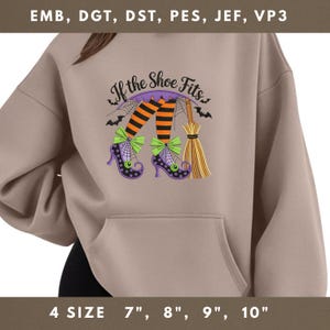 Puede incluir: Una sudadera con capucha de color beige con un diseño de Halloween. El gráfico presenta piernas de bruja con medias a rayas naranjas y negras, zapatos morados y una escoba. El texto "If the Shoe Fits" está encima de las piernas. La sudadera tiene un bolsillo delantero.