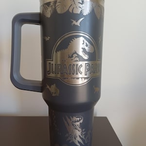 Jurassic Park Full Wrap Digitale Lasergravurdatei - 40 Unzen Becher - Stanley Quencher