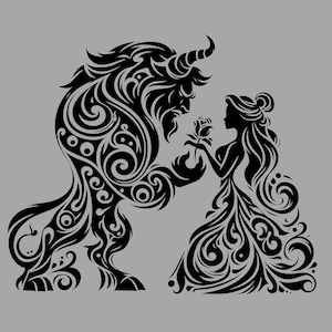 Puede incluir: Arte de silueta negra de La Bella y la Bestia. La Bestia es una figura con cuernos con patrones intrincados, frente a una mujer con un vestido fluido. Ella sostiene una rosa. El diseño está sobre un fondo gris.