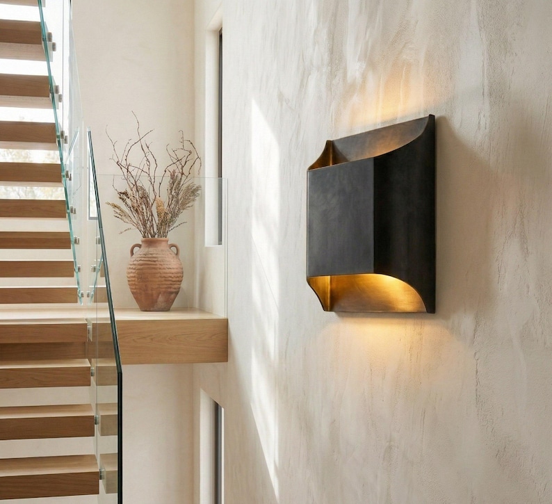 K&ouml;nnte beinhalten: Ein Set aus drei Keramikbechern mit gesprenkelter, matter Oberfl&auml;che. Die Becher sind in den Farbt&ouml;nen Creme, Hellgrau und Dunkelgrau gehalten. Jeder Becher hat ein schlichtes, minimalistisches Design, ideal f&uuml;r Kaffee oder Tee.
