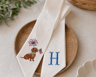 Fascia a ghirlanda personalizzata con monogramma, decorazione ricamata per porta a forma di cane, fascia in seersucker prodotta negli Stati Uniti.