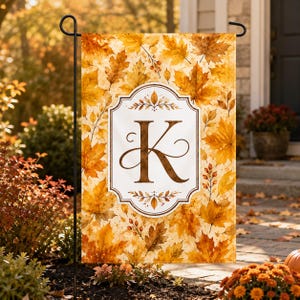 Kundenspezifische Monogramm-Herbstgarten-Flagge, personalisierte Herbst-Ahornblatt-Yard-Dekor, kundenspezifisches Erntedank-Banner im Freien, Einweihungsgeschenk