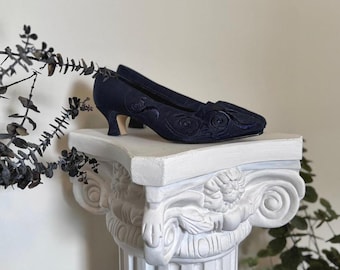 Vintage italienische Satzung Navy Floral bestickte Satin Kitten Heels Gr. 6,5