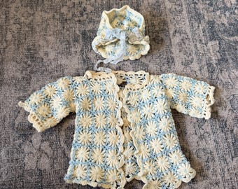 Set vintage fatto a mano all'uncinetto composto da cappellino e cardigan per neonato, blu pastello e giallo, cimelio di famiglia.